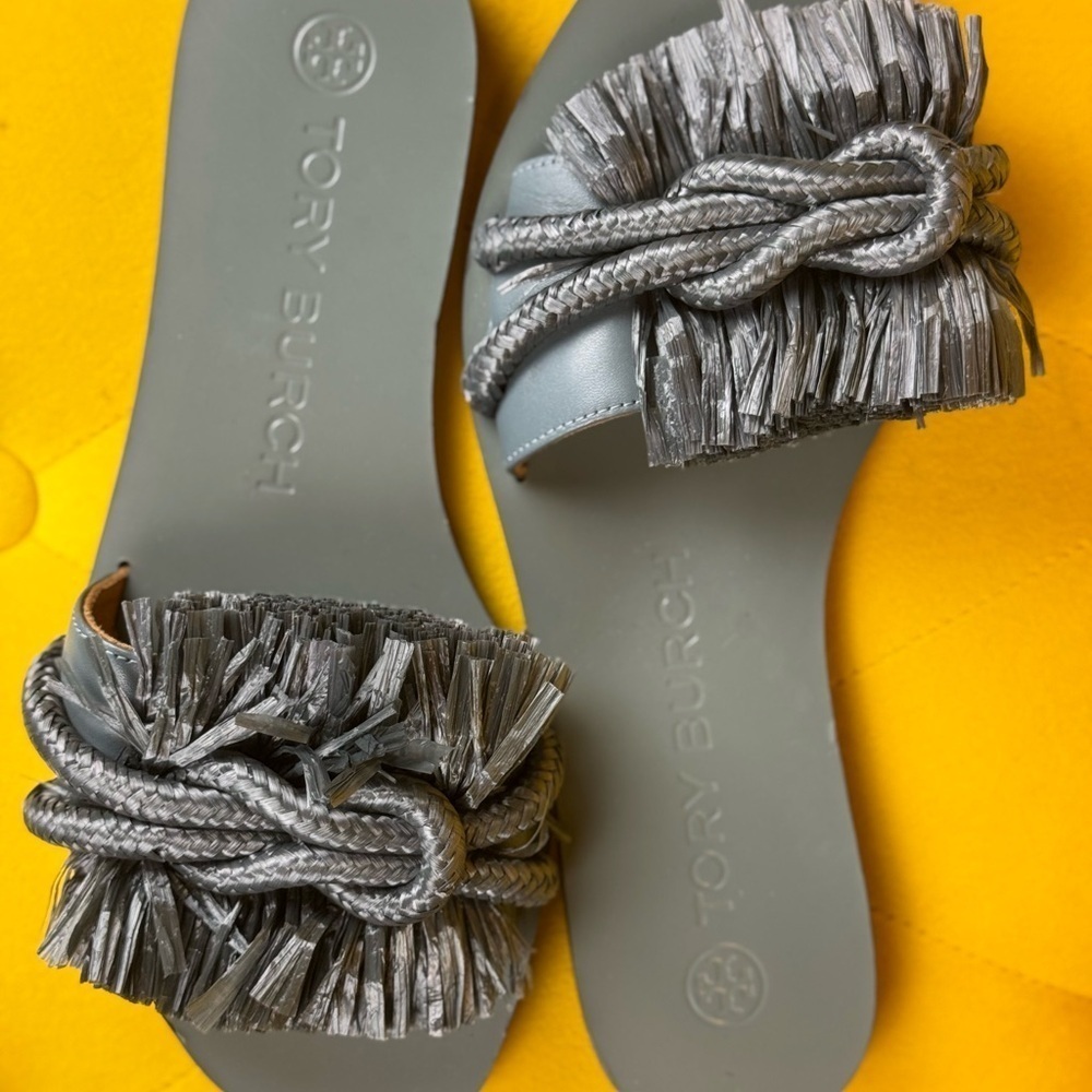 TORY BURCH Gray Leather Straw Flat Shoes Sandals Size 6